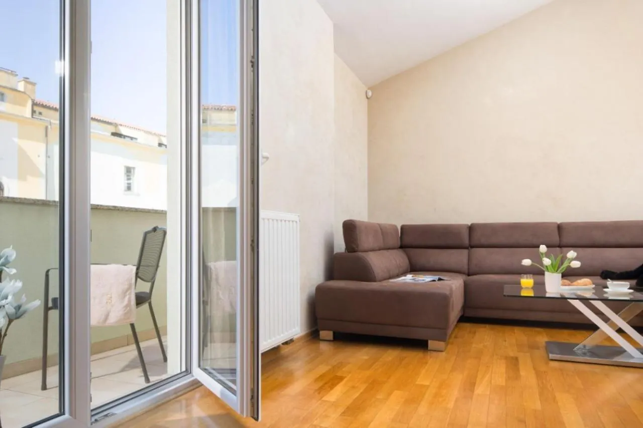 Apartment Leonardo プーラ