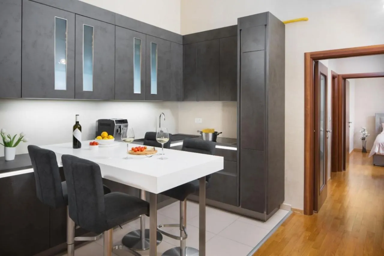 Apartment Leonardo プーラ